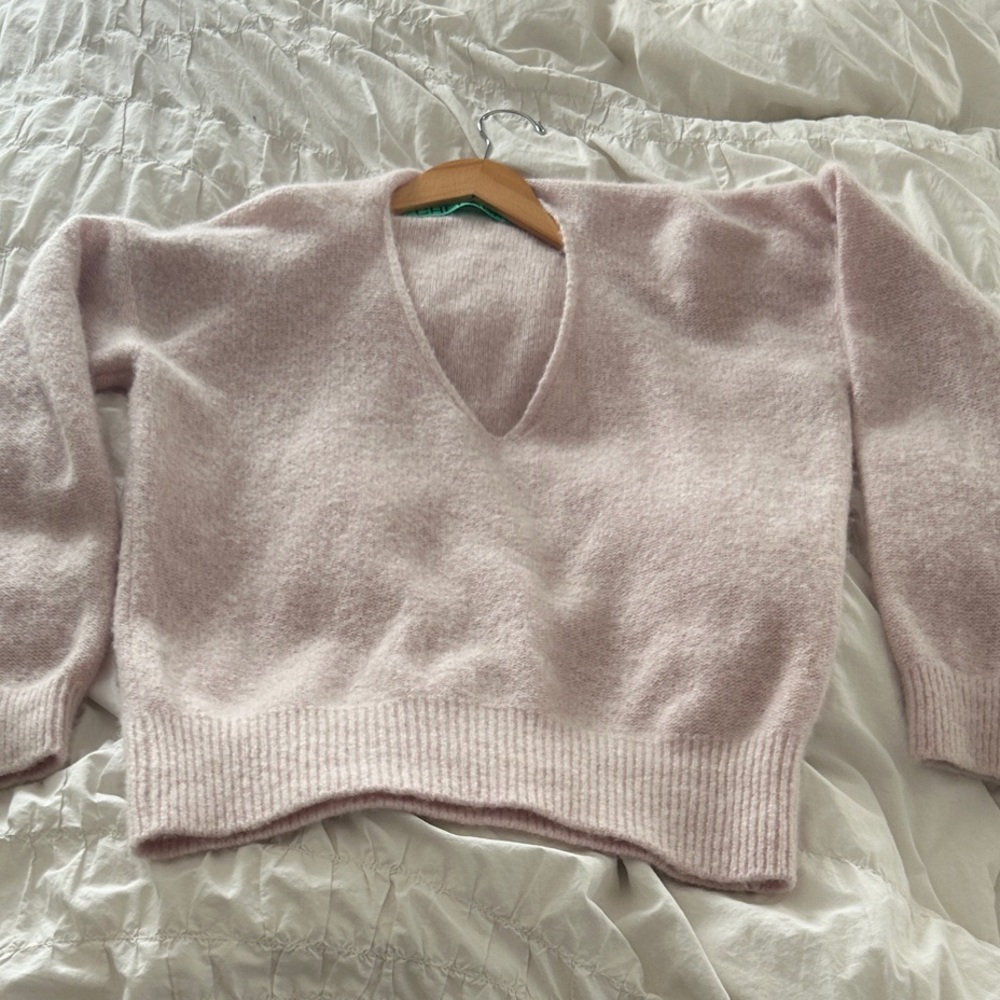 Elegant Soft Pink V-Neck Sweater